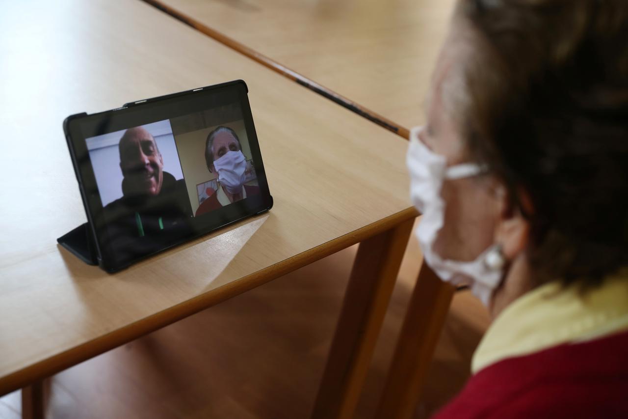 Adulto mayor conversa en videoconferencia con familiares durante la pandemia de la COVID-19.